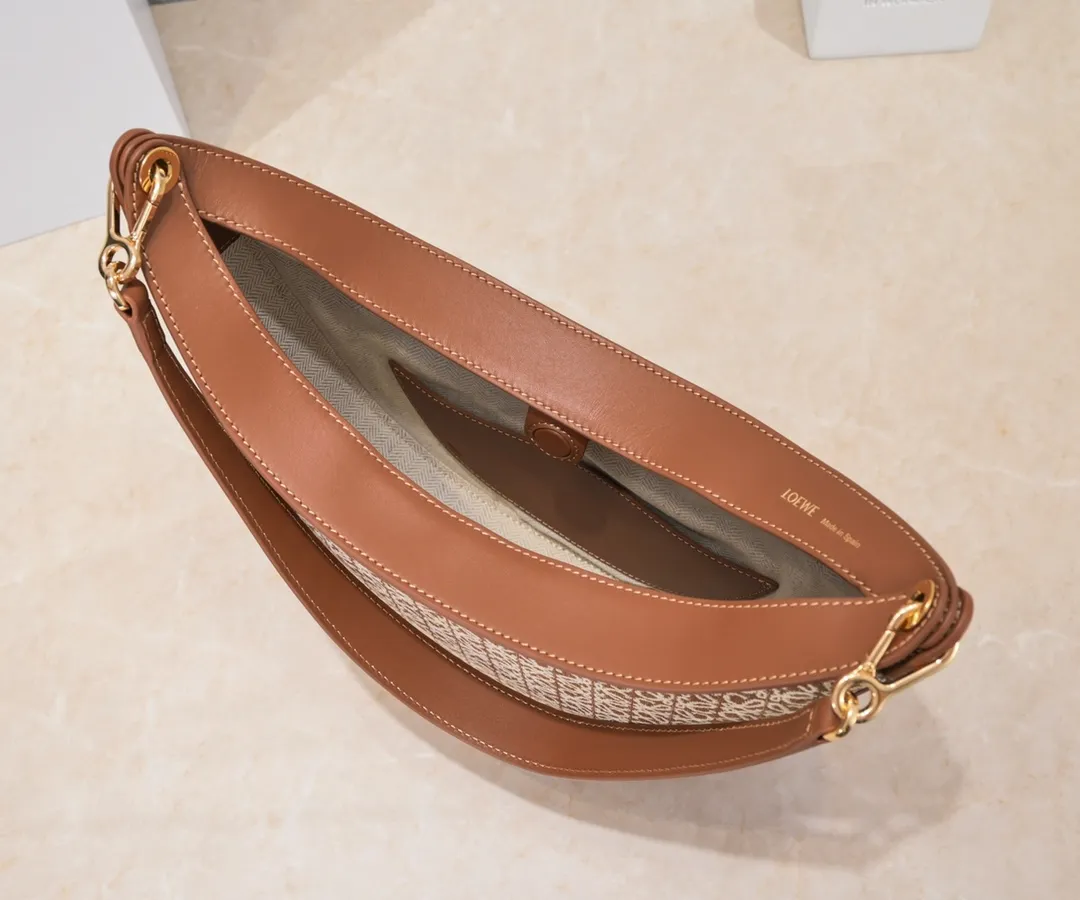 Dark brown/walnut color, top quality original. The smooth crescent shape of the L Luna series moon bag not only elongates the proportions of the whole person without getting stuck on the upper body, but also feels particularly comfortable. The wide shoulder strap design does not press the shoulder buckle opening, making it easier to open and close. The internal capacity is also large, and sunglasses and folding umbrellas can be easily arranged with sliding hanging loops hidden on both sides. Shoulder straps or hanging accessories can be attached, making it convenient for various occasions. It is a bag that shows off its temperament and is highly used in daily life! Luo Yiwei size: 29*27*8cm: model: 8891#